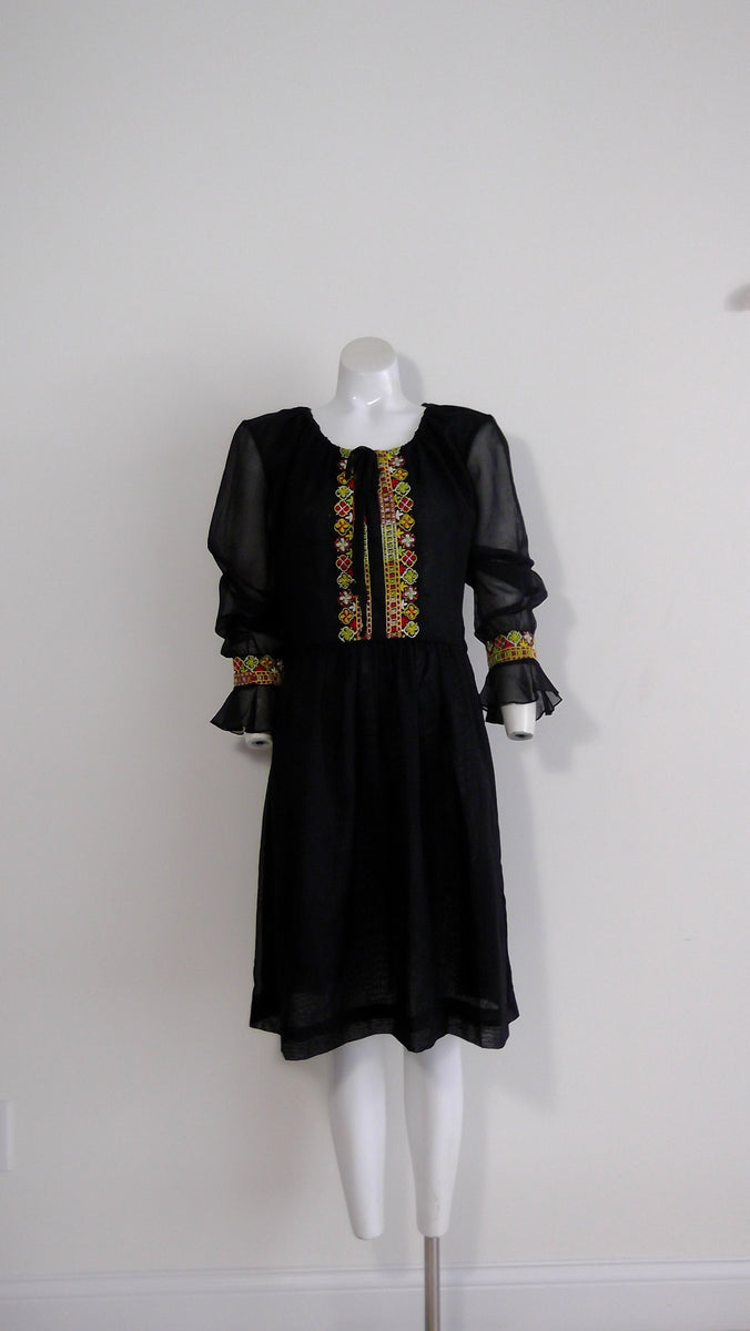 60s 70s embroidered peasant dress / hippie boho dress / goth gypsy ste –  Glitterngoldvintage