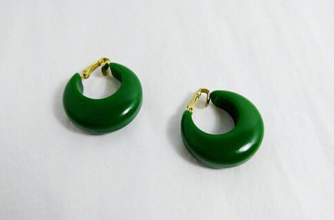 vintage bakelite hoop earrings / green bakelite earrings / Vintage spring green earrings / GlitterNGoldVintage
