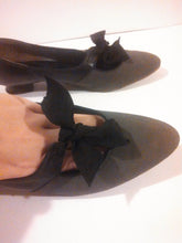 Load image into Gallery viewer, Cammeyer Low Heels // Grey and Black Leather Shoes // Mary Jane Bow shoes // Size 6