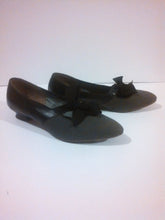 Load image into Gallery viewer, Cammeyer Low Heels // Grey and Black Leather Shoes // Mary Jane Bow shoes // Size 6