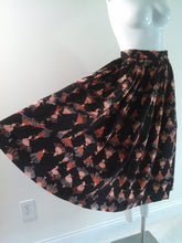 Load image into Gallery viewer, vintage 50s skirt / 50s Novelty Print skirt / 50s South Western skirt / 50s Rockabilly skirt / 50s Cotton Skirt / GlitterNGoldVintage