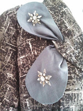 Load image into Gallery viewer, vintage 50s atomic pattern pocket dress with Satin Bow and Rhinestone detail - size large