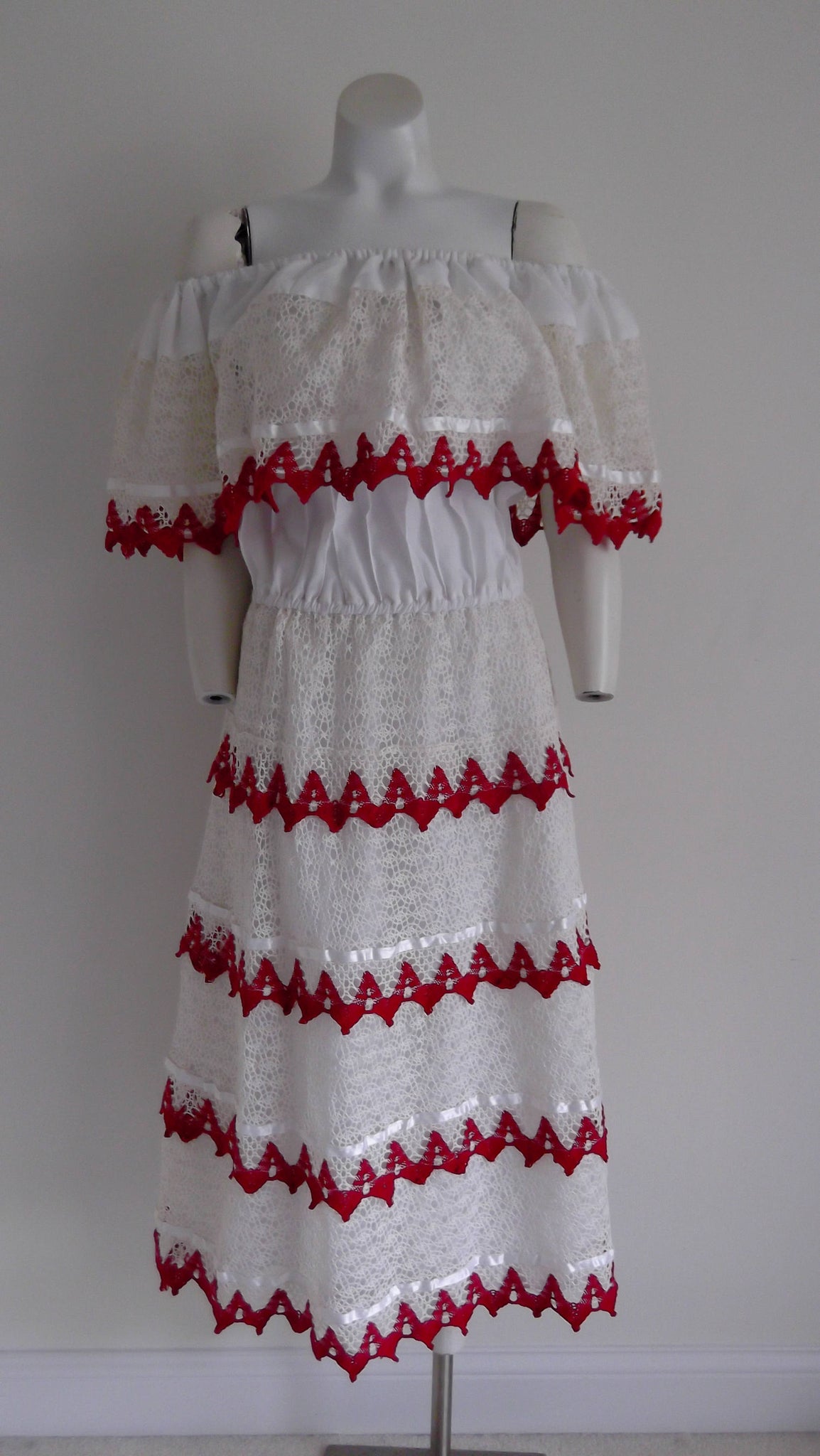 vintage 70s boho crochet lace Mexican wedding dress / Artisan hand mad Glitterngoldvintage vintage 70s boho crochet lace Mexican wedding dress / Artisan hand mad Glitterngoldvintage