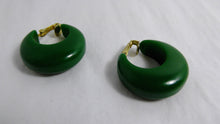 Load image into Gallery viewer, vintage bakelite hoop earrings / green bakelite earrings / Vintage spring green earrings / GlitterNGoldVintage