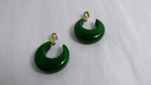 Load image into Gallery viewer, vintage bakelite hoop earrings / green bakelite earrings / Vintage spring green earrings / GlitterNGoldVintage