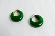 Load image into Gallery viewer, vintage bakelite hoop earrings / green bakelite earrings / Vintage spring green earrings / GlitterNGoldVintage