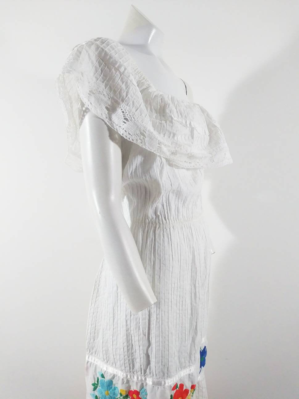 vintage Mexican crochet lace dress / Mexican wedding dress / embroider Glitterngoldvintage vintage Mexican crochet lace dress / Mexican wedding dress / embroider Glitterngoldvintage