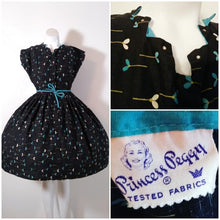 Load image into Gallery viewer, Vintage 50s flower dress / Princess Peggy dress tested fabrics / 50s blue flower dress / 50s cotton dress / 50s spring dress / Glitterngold